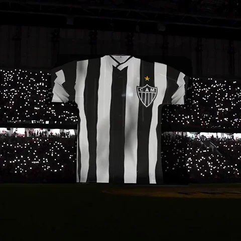 Camisa do Atlético Mineiro gigante com projeçao e torcida ao fundo