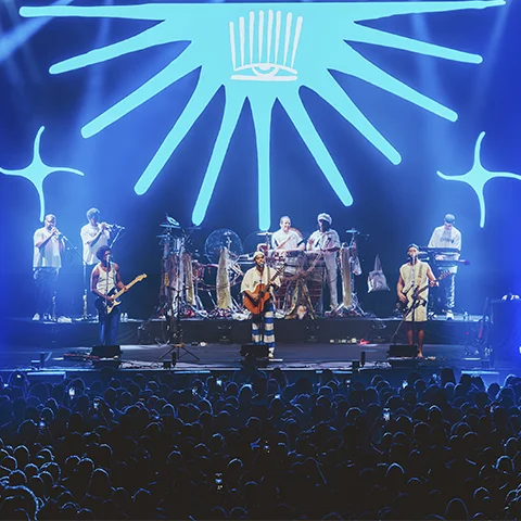 Banda Gilsons tocando no palco