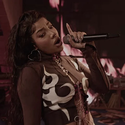 Ludmilla cantando com projeção ao fundo