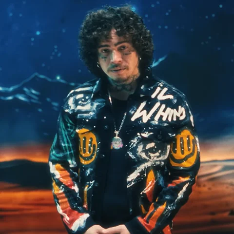 Whindersson Nunes com cenário de montanhas ao fundo